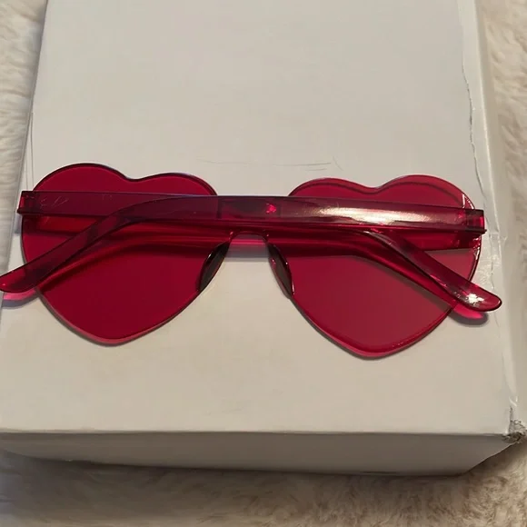💥Free with purchase💥 Valentine plastic heart glasses on red. NIB - Picture 2 of 4